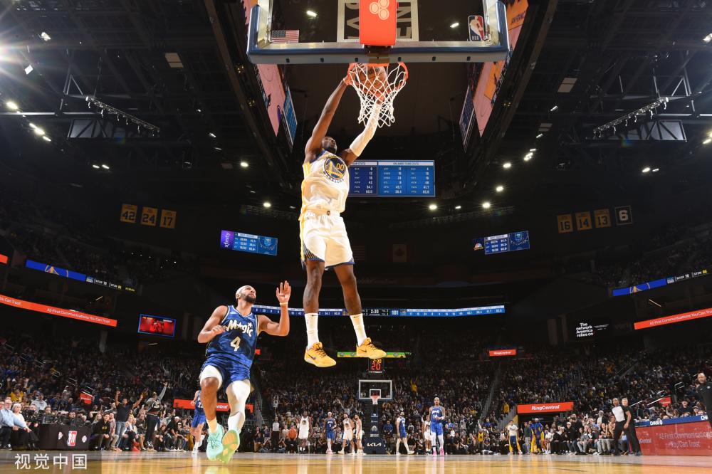 她敲响了警 她敲响了警